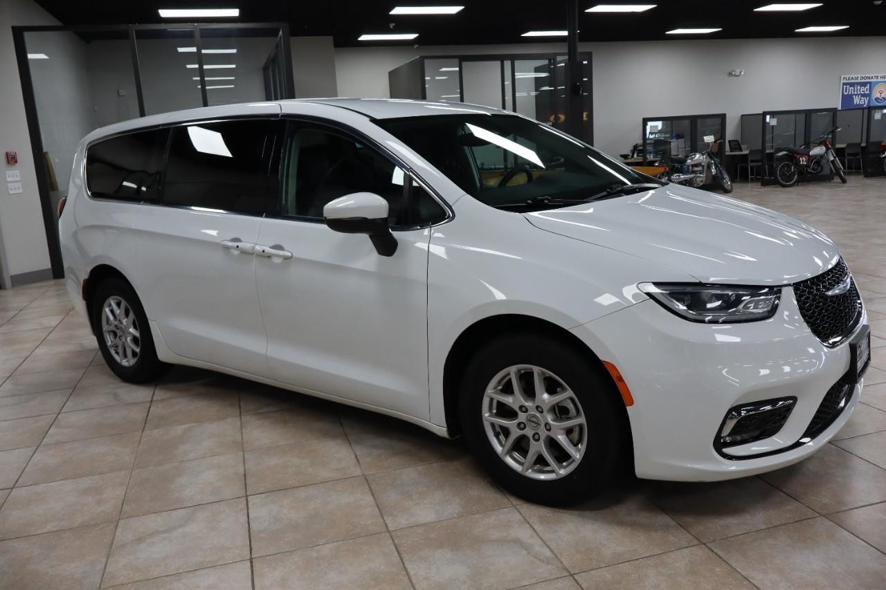 Chrysler Pacifica Vehicle Full-screen Gallery Image 8