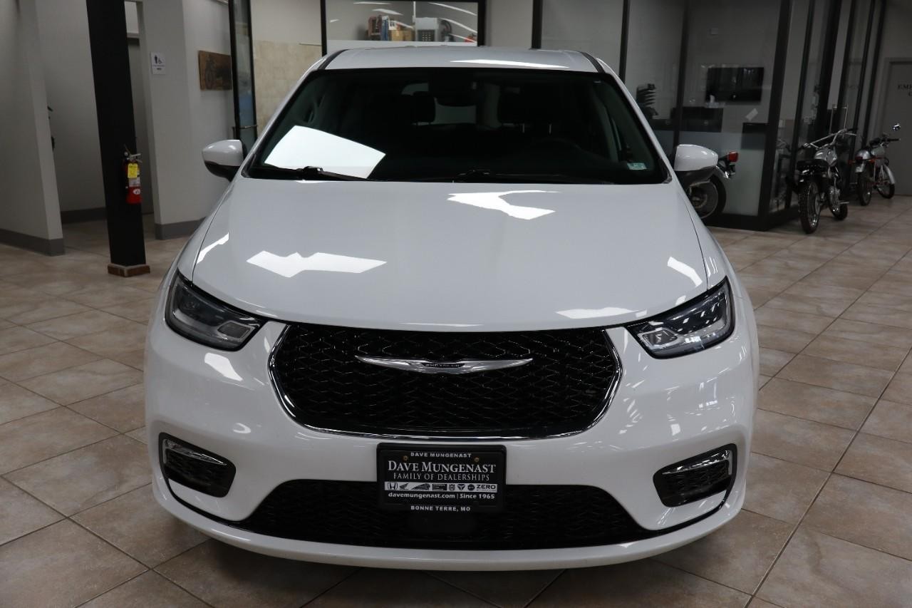 Chrysler Pacifica Vehicle Full-screen Gallery Image 9