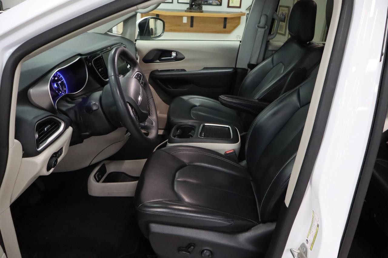 Chrysler Pacifica Vehicle Full-screen Gallery Image 10