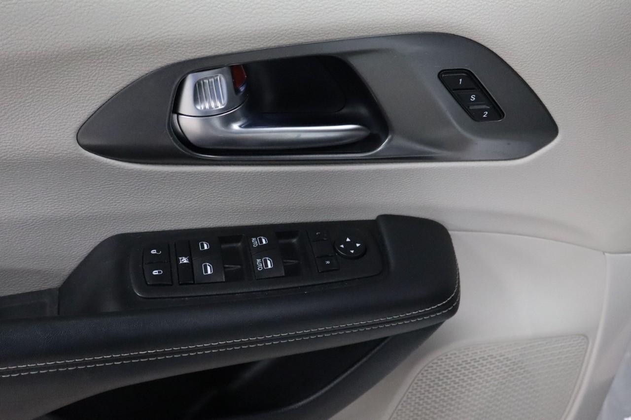 Chrysler Pacifica Vehicle Full-screen Gallery Image 12