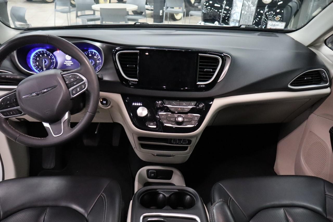 Chrysler Pacifica Vehicle Full-screen Gallery Image 13