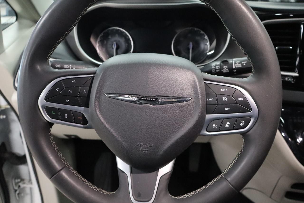 Chrysler Pacifica Vehicle Full-screen Gallery Image 14