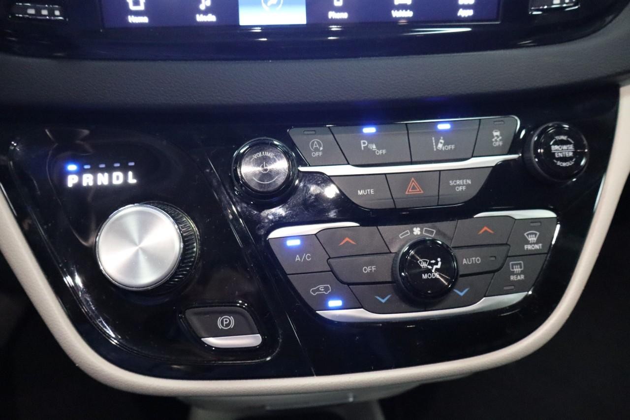 Chrysler Pacifica Vehicle Full-screen Gallery Image 18