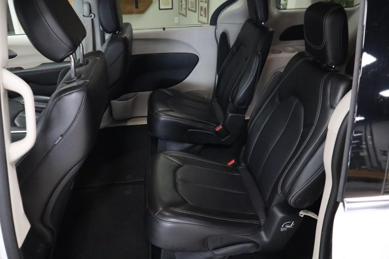 Chrysler Pacifica Vehicle Full-screen Gallery Image 19