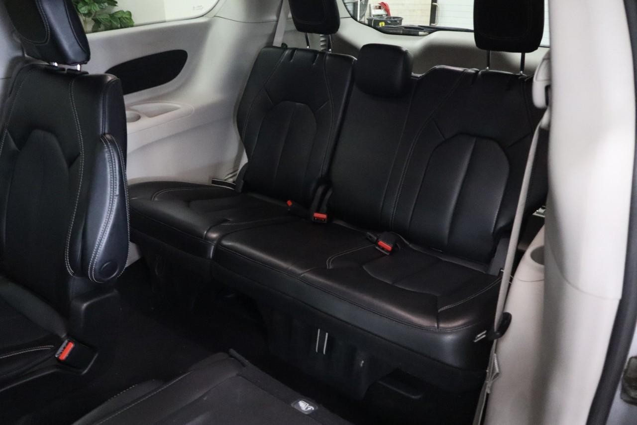 Chrysler Pacifica Vehicle Full-screen Gallery Image 20
