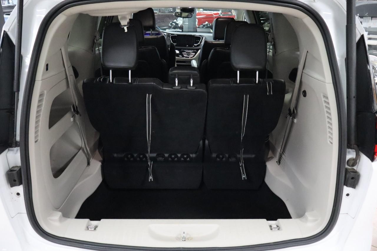 Chrysler Pacifica Vehicle Full-screen Gallery Image 21