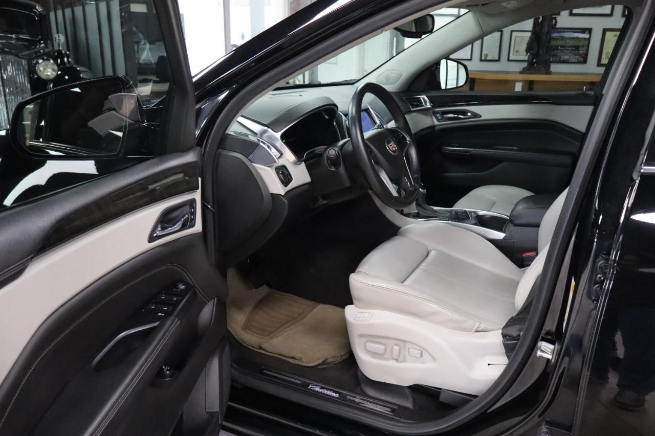 Cadillac SRX Vehicle Full-screen Gallery Image 9