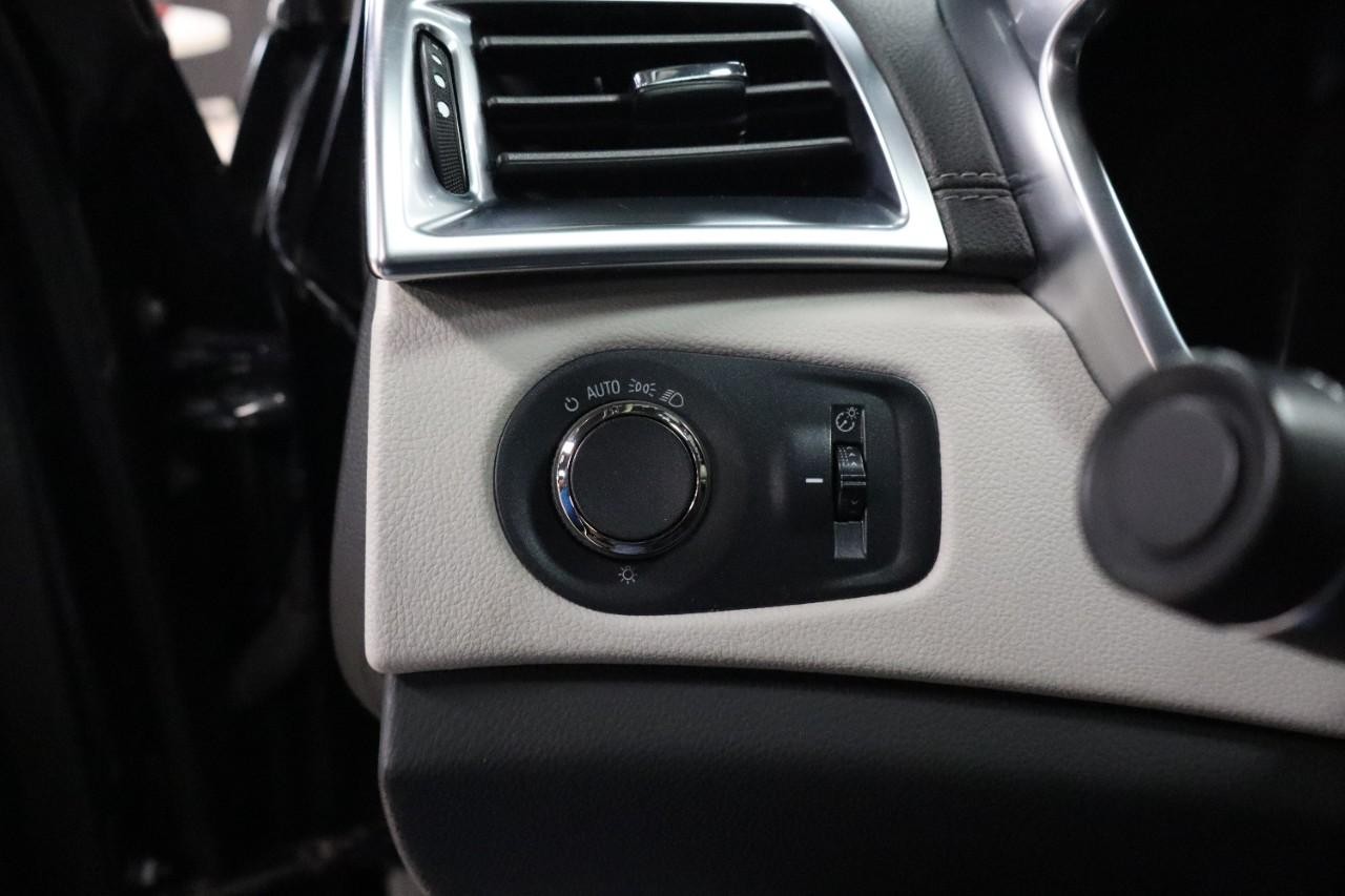 Cadillac SRX Vehicle Full-screen Gallery Image 12