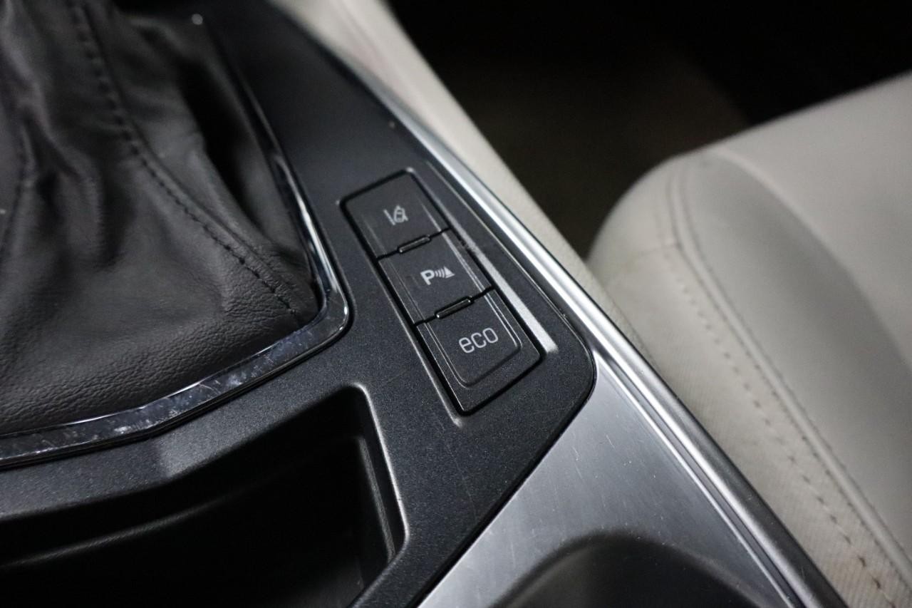 Cadillac SRX Vehicle Full-screen Gallery Image 15