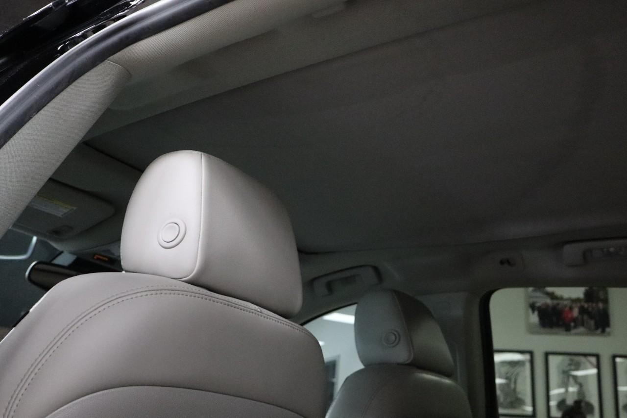 Cadillac SRX Vehicle Full-screen Gallery Image 19