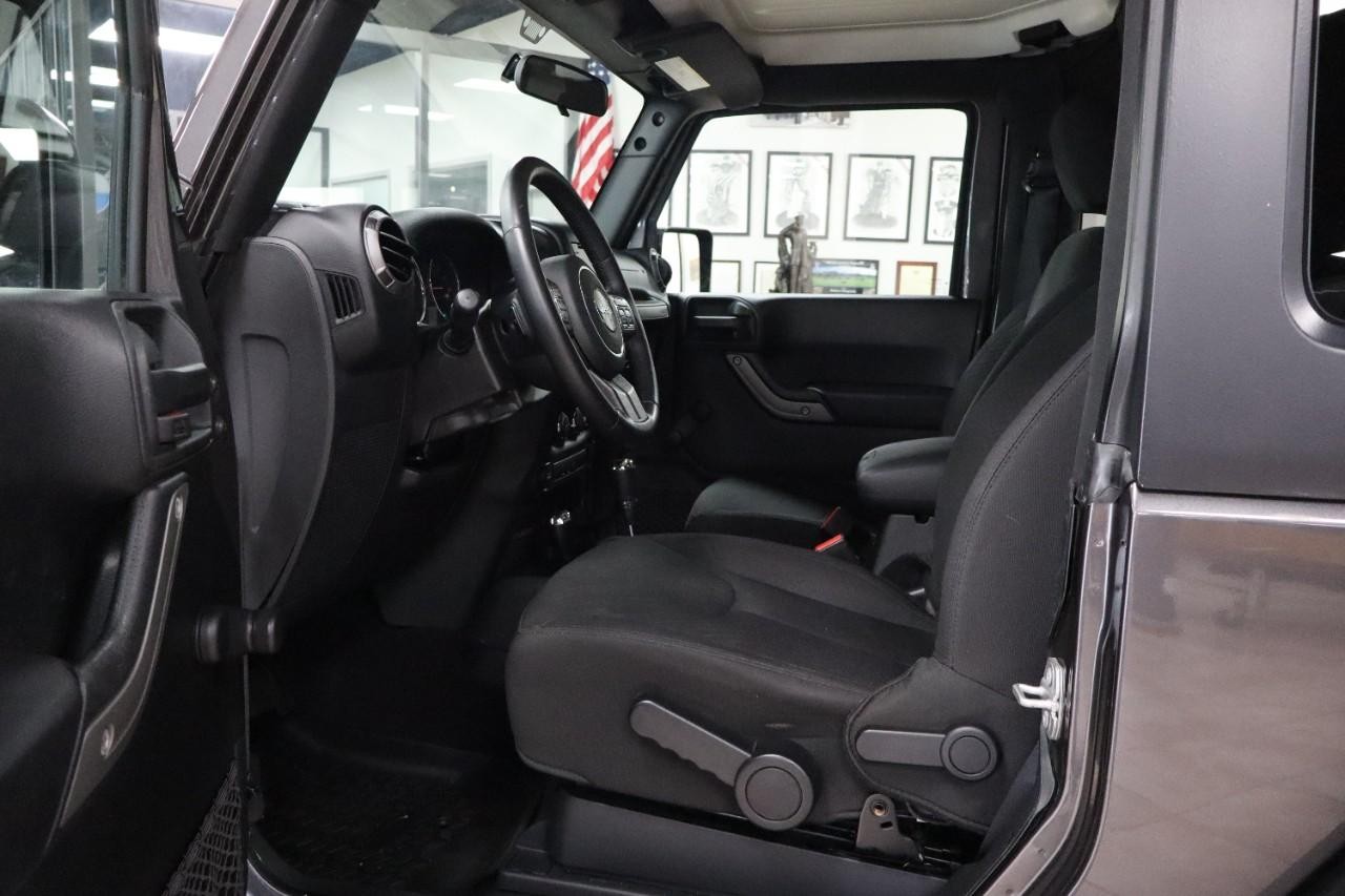 Jeep Wrangler JK Vehicle Full-screen Gallery Image 10