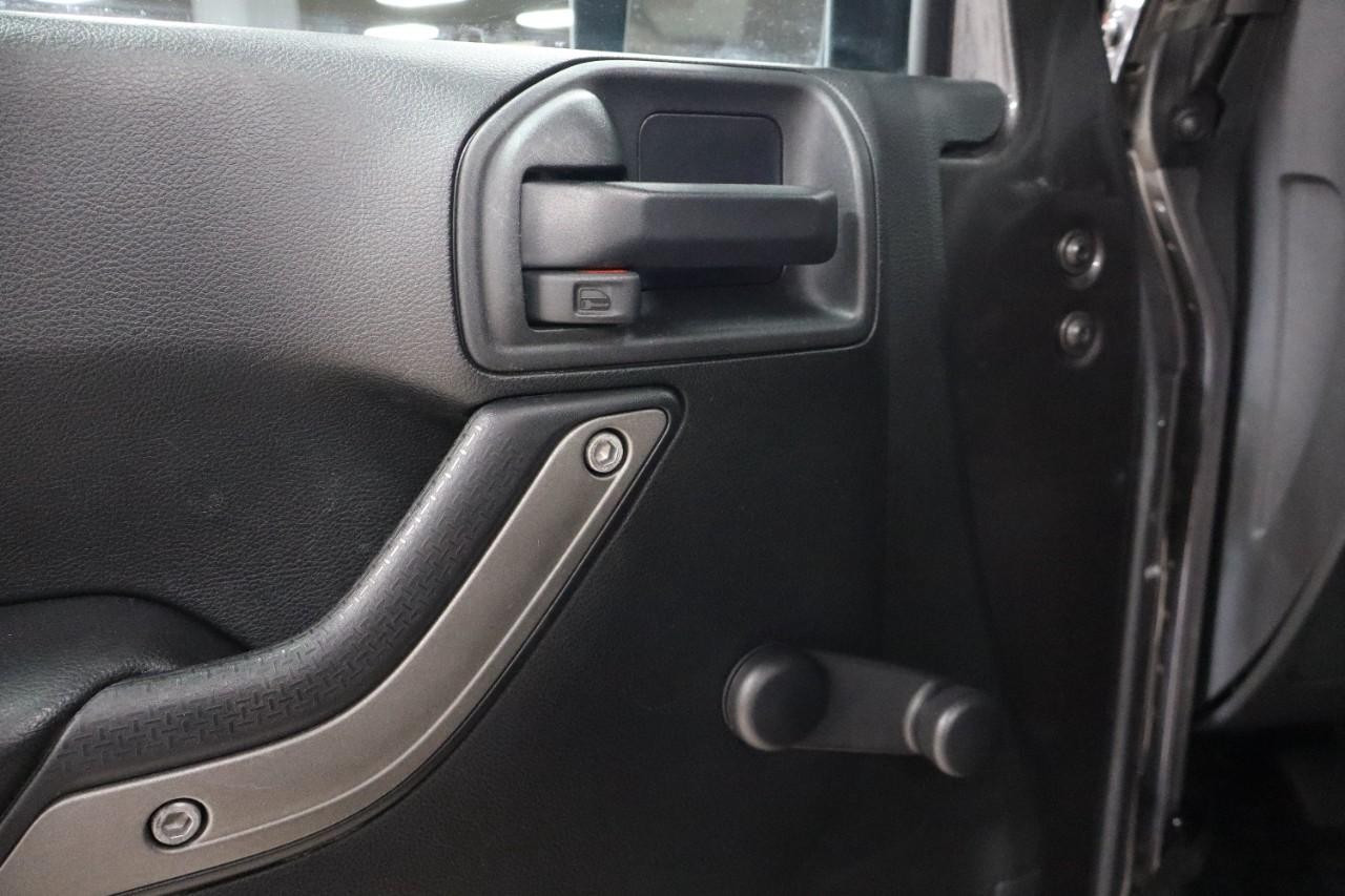 Jeep Wrangler JK Vehicle Full-screen Gallery Image 11