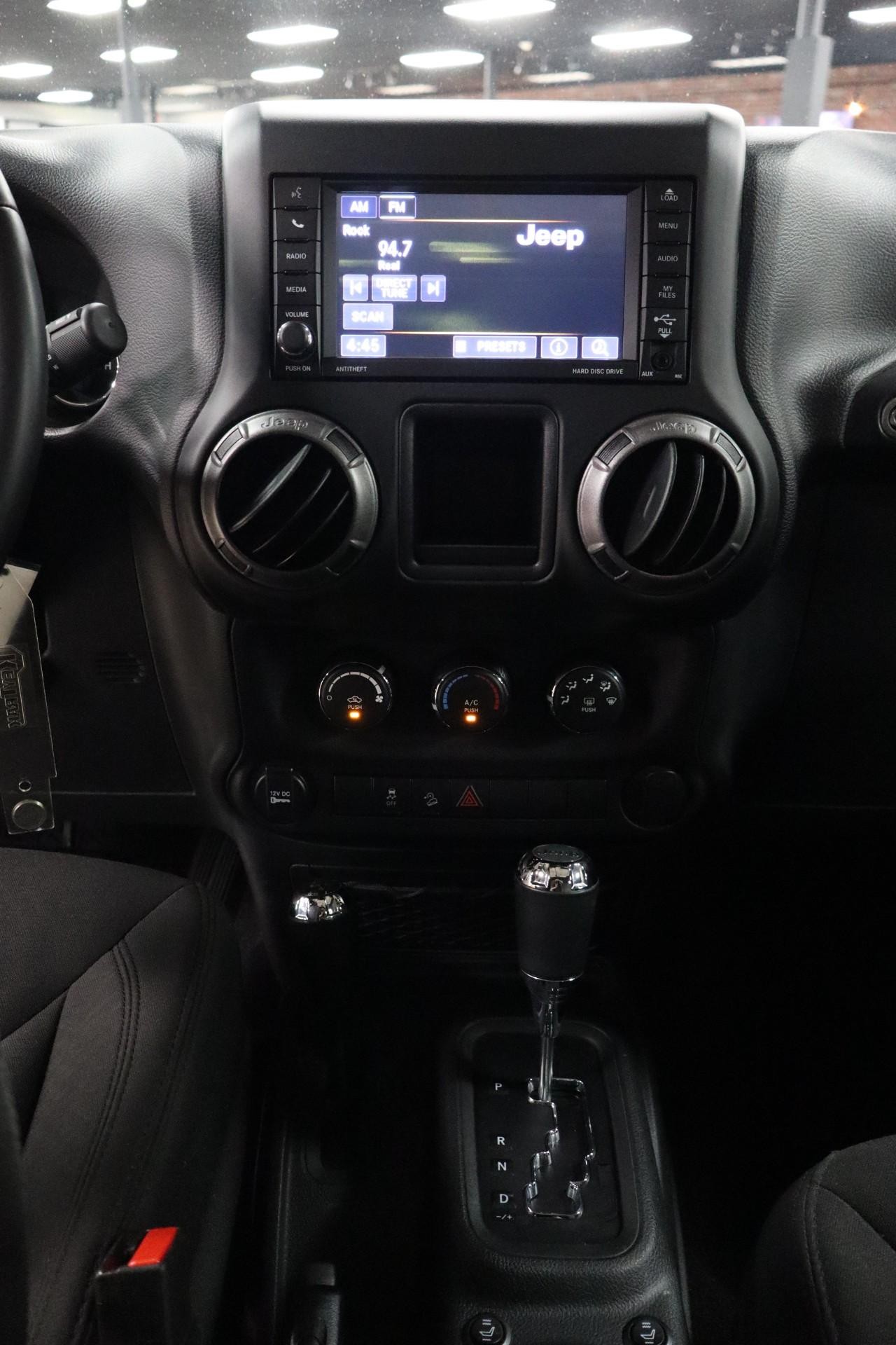 Jeep Wrangler JK Vehicle Full-screen Gallery Image 14