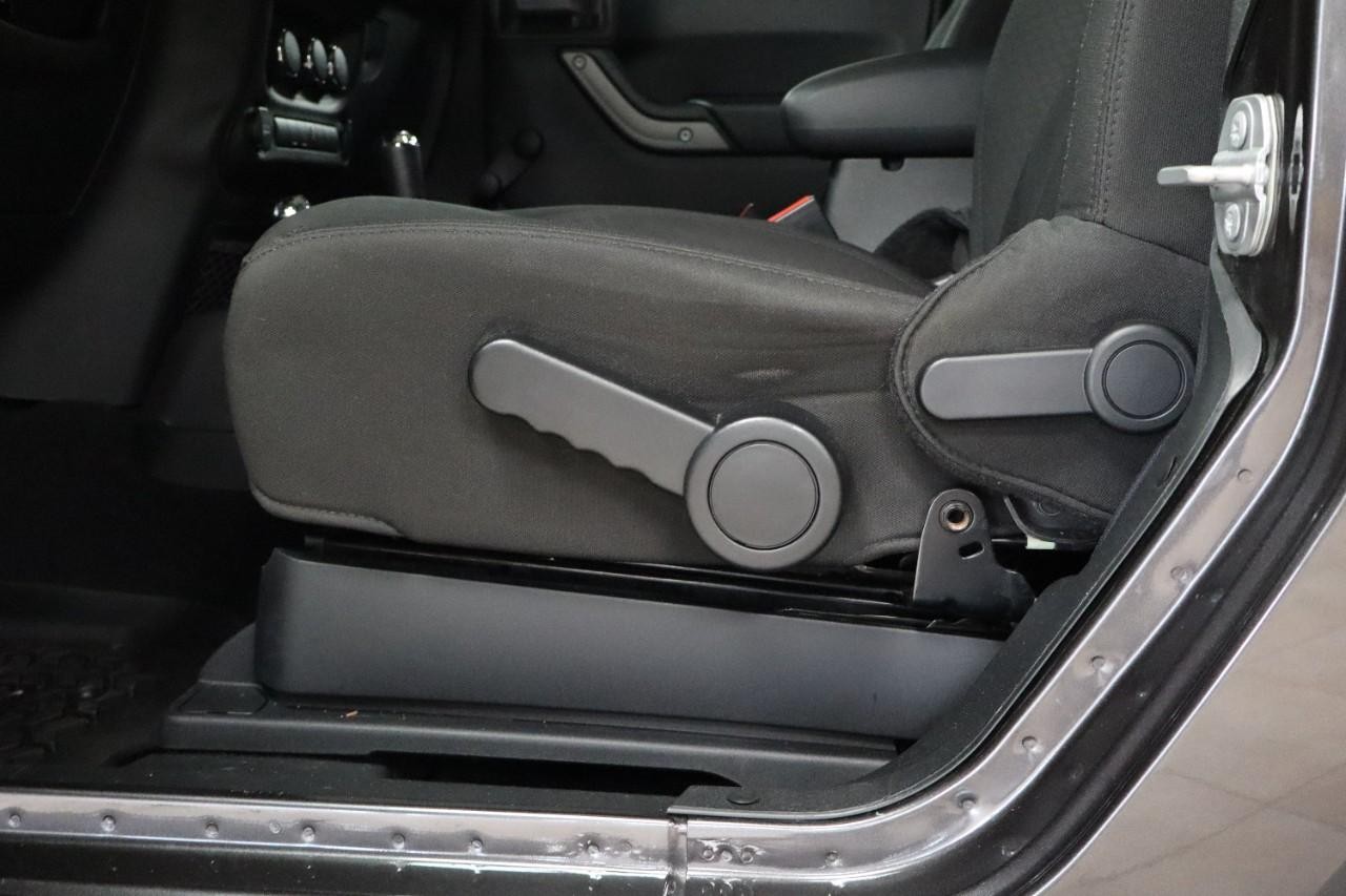 Jeep Wrangler JK Vehicle Full-screen Gallery Image 15