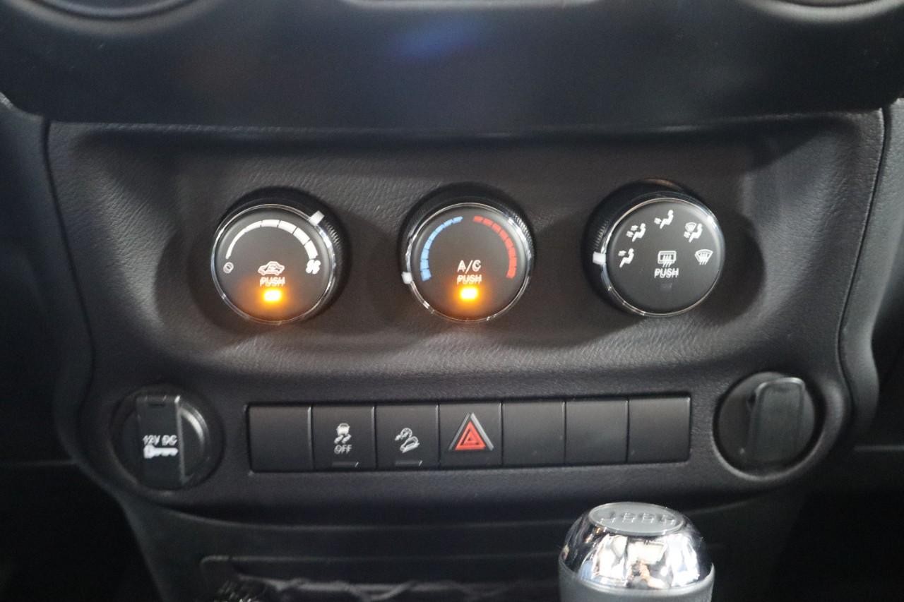 Jeep Wrangler JK Vehicle Full-screen Gallery Image 17