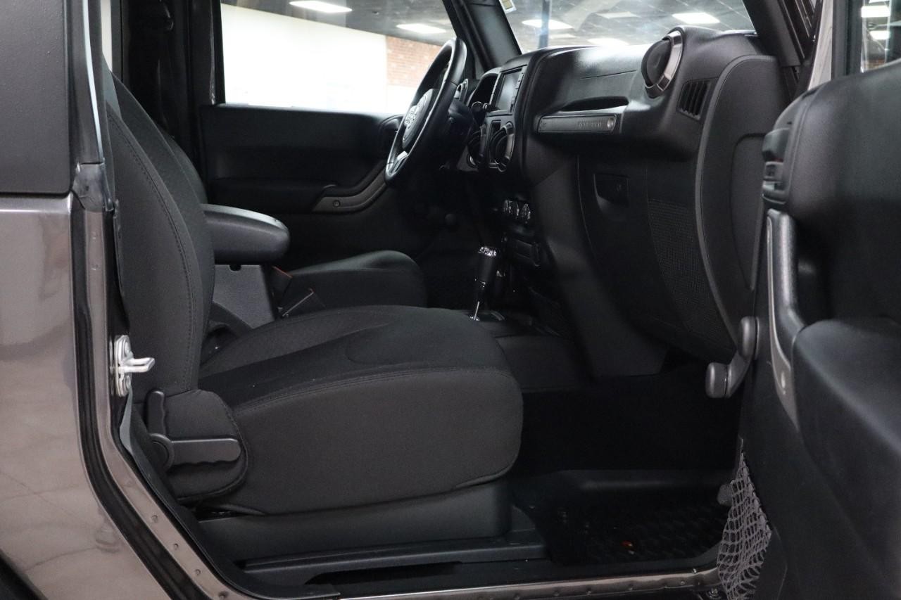 Jeep Wrangler JK Vehicle Full-screen Gallery Image 20