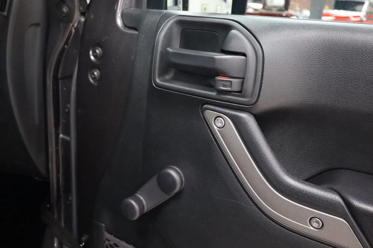 Jeep Wrangler JK Vehicle Full-screen Gallery Image 22