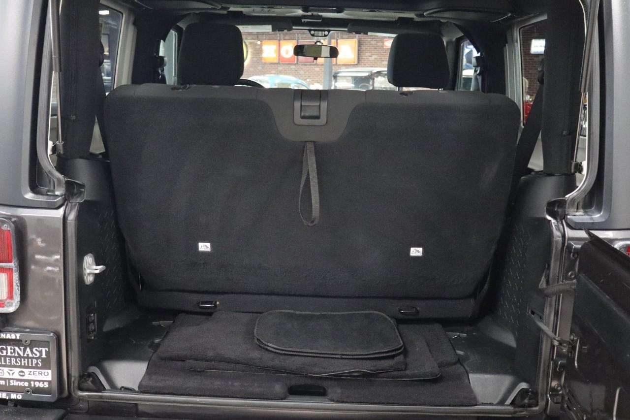Jeep Wrangler JK Vehicle Full-screen Gallery Image 25