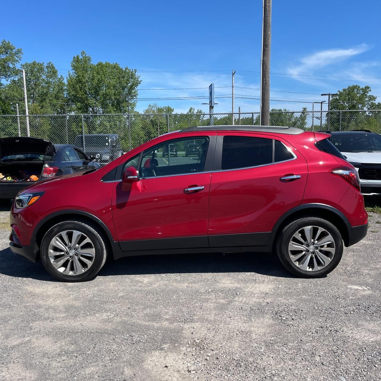Buick Encore Vehicle Full-screen Gallery Image 2