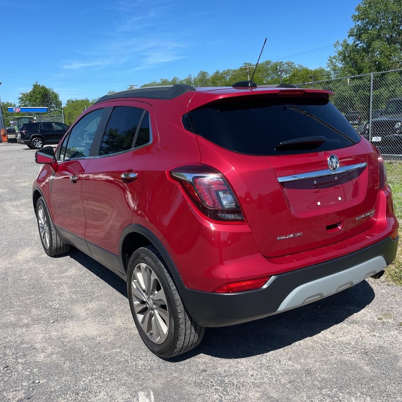 Buick Encore Vehicle Full-screen Gallery Image 3