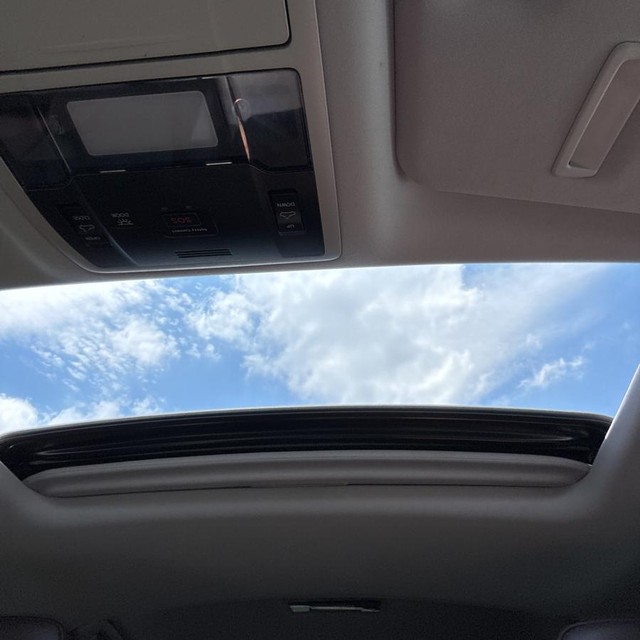 Lexus RX 350 Vehicle Full-screen Gallery Image 17