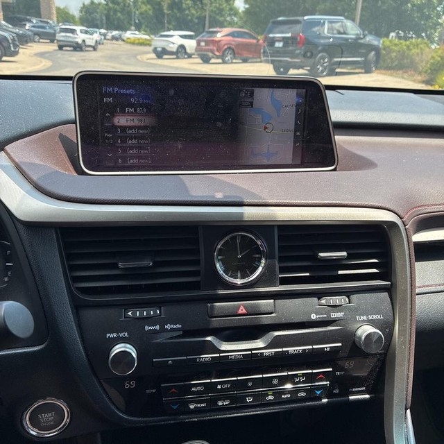 Lexus RX 350 Vehicle Full-screen Gallery Image 19
