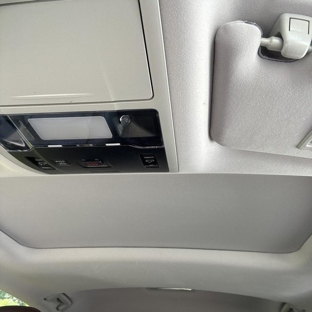 Lexus RX 350 Vehicle Full-screen Gallery Image 23