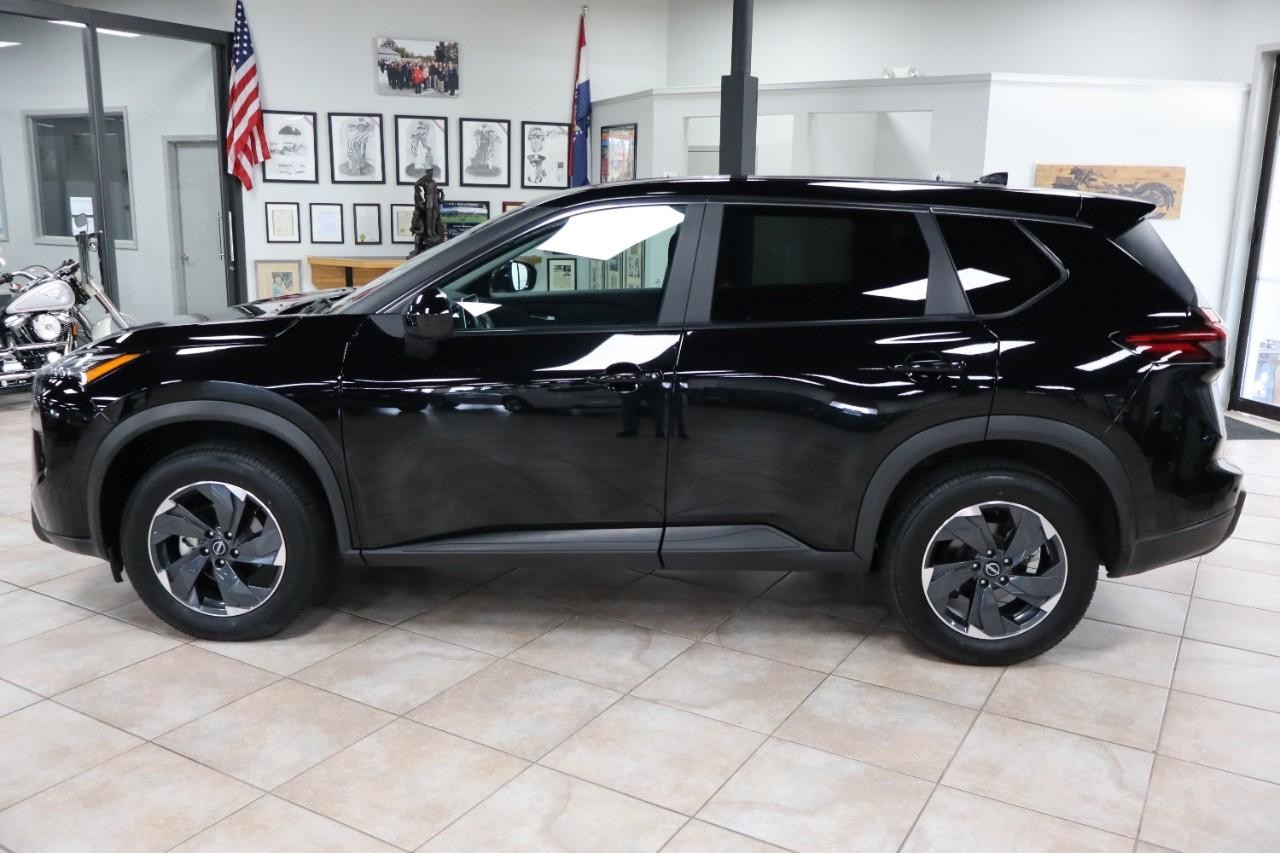 Nissan Rogue Vehicle Full-screen Gallery Image 2
