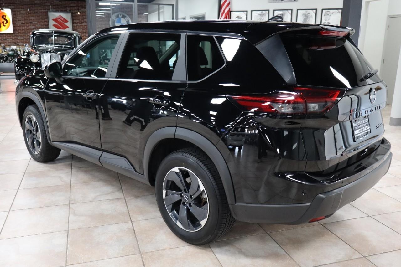 Nissan Rogue Vehicle Full-screen Gallery Image 3
