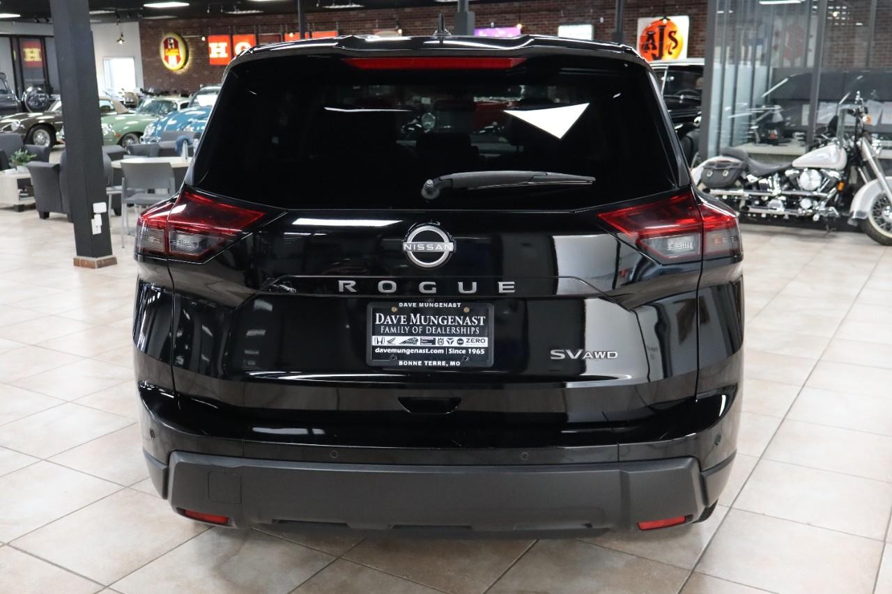 Nissan Rogue Vehicle Full-screen Gallery Image 4