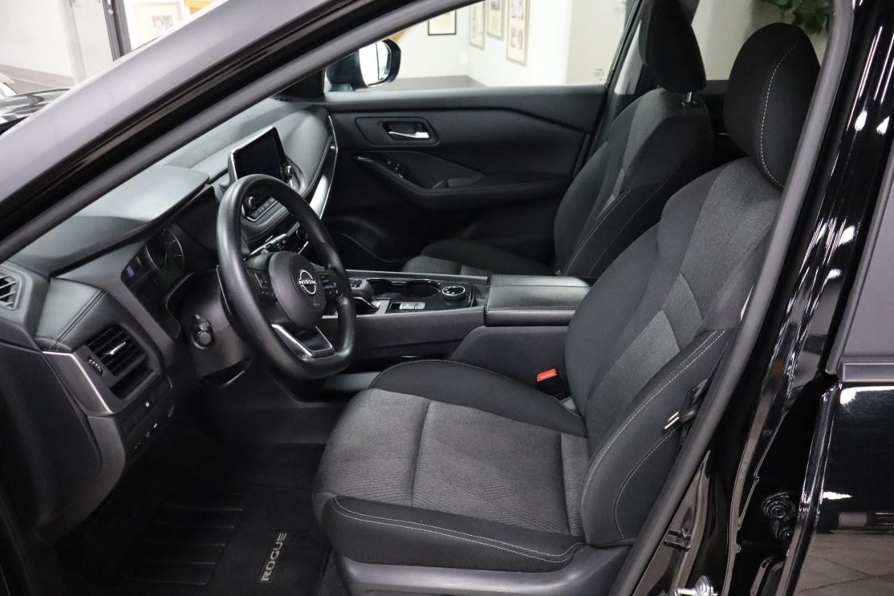 Nissan Rogue Vehicle Full-screen Gallery Image 9