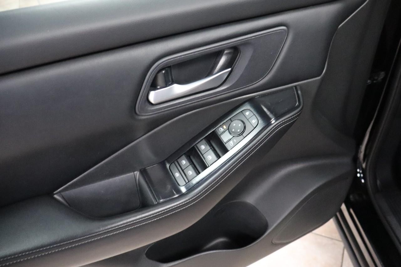 Nissan Rogue Vehicle Full-screen Gallery Image 11