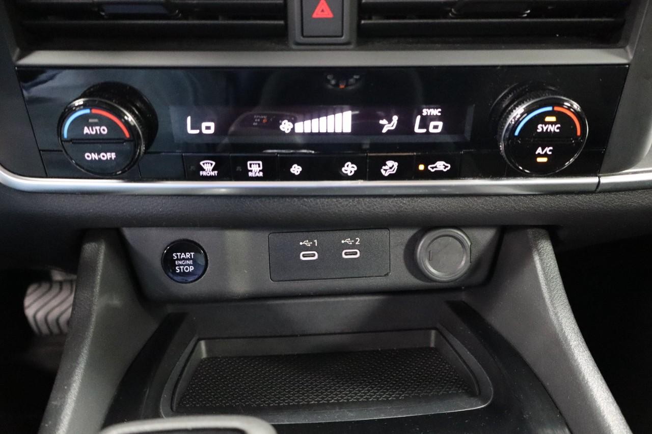 Nissan Rogue Vehicle Full-screen Gallery Image 16