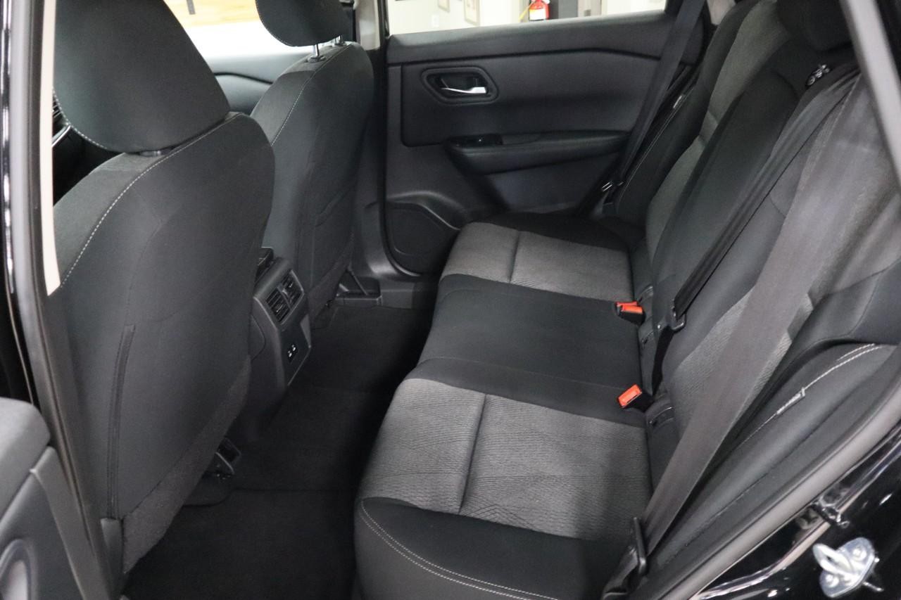 Nissan Rogue Vehicle Full-screen Gallery Image 19