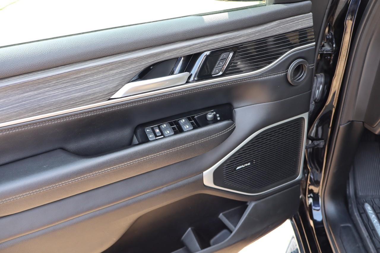 Jeep Wagoneer L Vehicle Full-screen Gallery Image 10