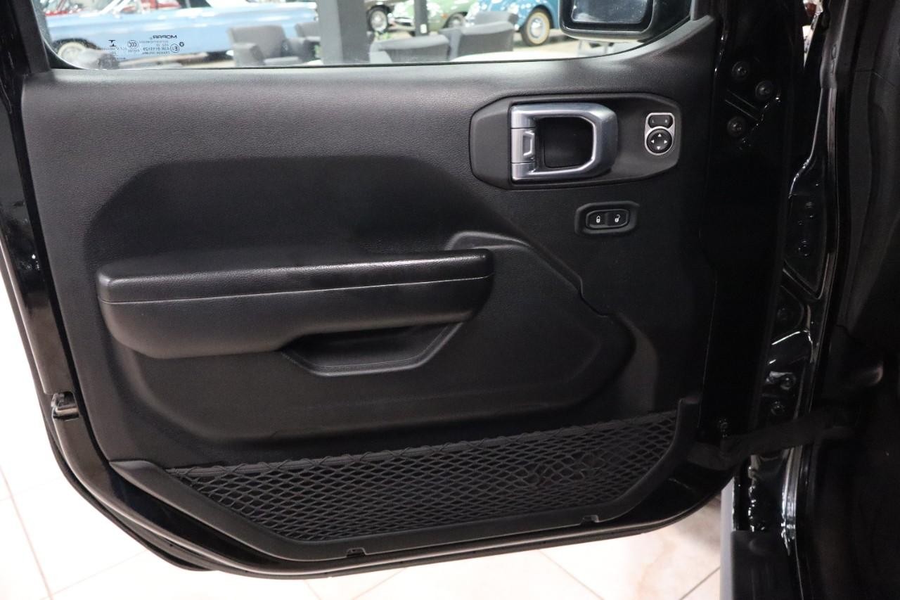Jeep Wrangler Vehicle Full-screen Gallery Image 10