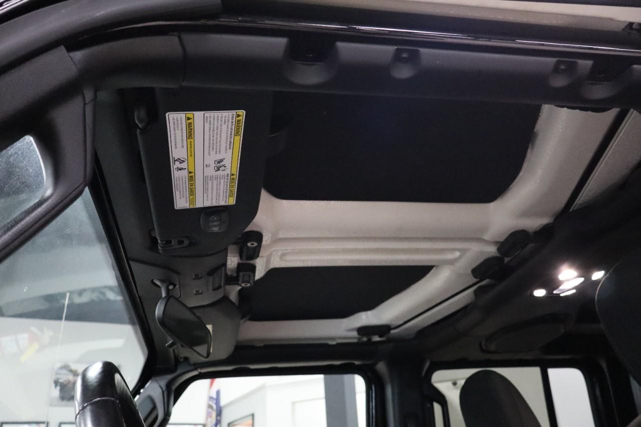 Jeep Wrangler Vehicle Full-screen Gallery Image 22