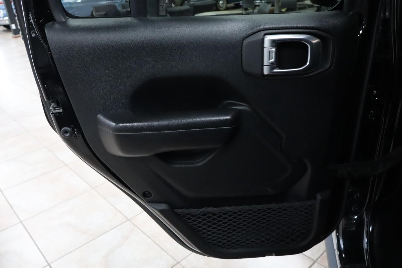 Jeep Wrangler Vehicle Full-screen Gallery Image 24