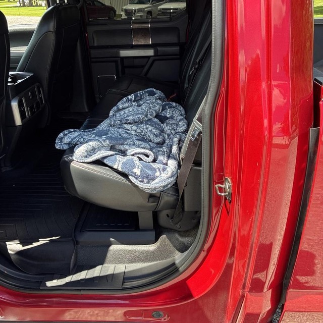 Ford Super Duty F-250 SRW Vehicle Full-screen Gallery Image 11