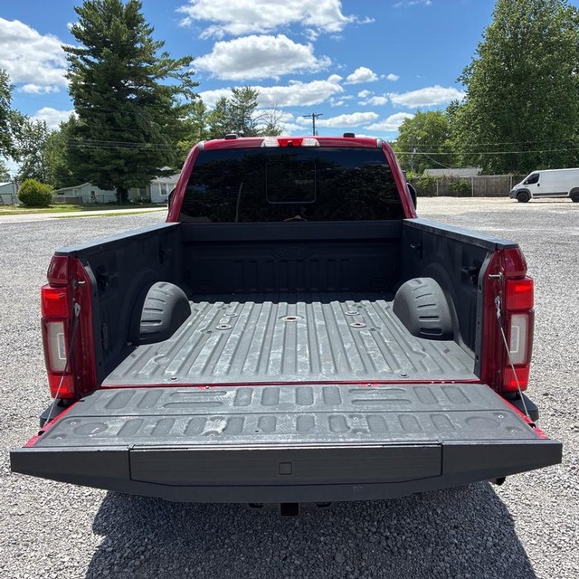 Ford Super Duty F-250 SRW Vehicle Full-screen Gallery Image 18