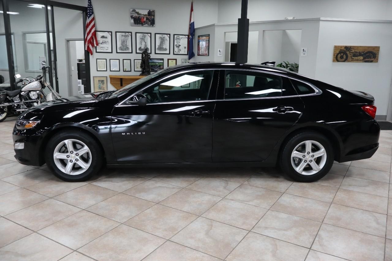 Chevrolet Malibu Vehicle Full-screen Gallery Image 3