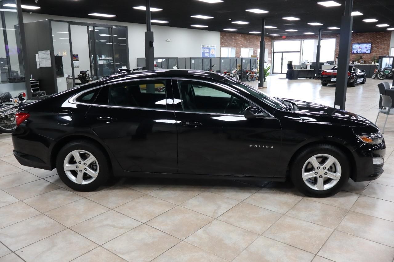 Chevrolet Malibu Vehicle Full-screen Gallery Image 7