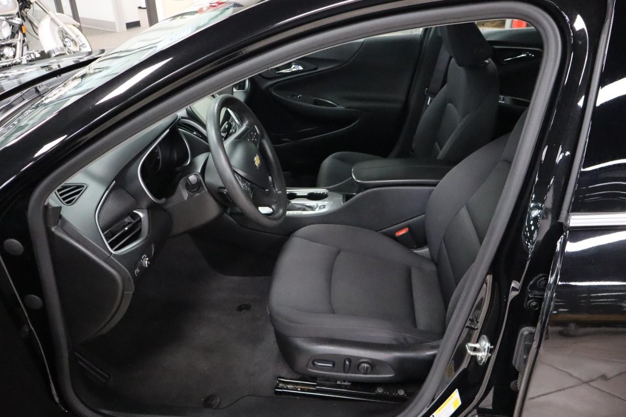 Chevrolet Malibu Vehicle Full-screen Gallery Image 10