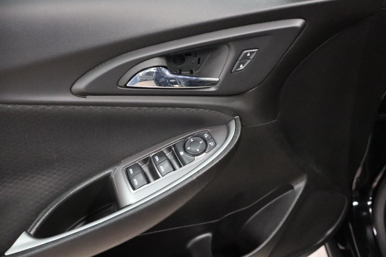 Chevrolet Malibu Vehicle Full-screen Gallery Image 12