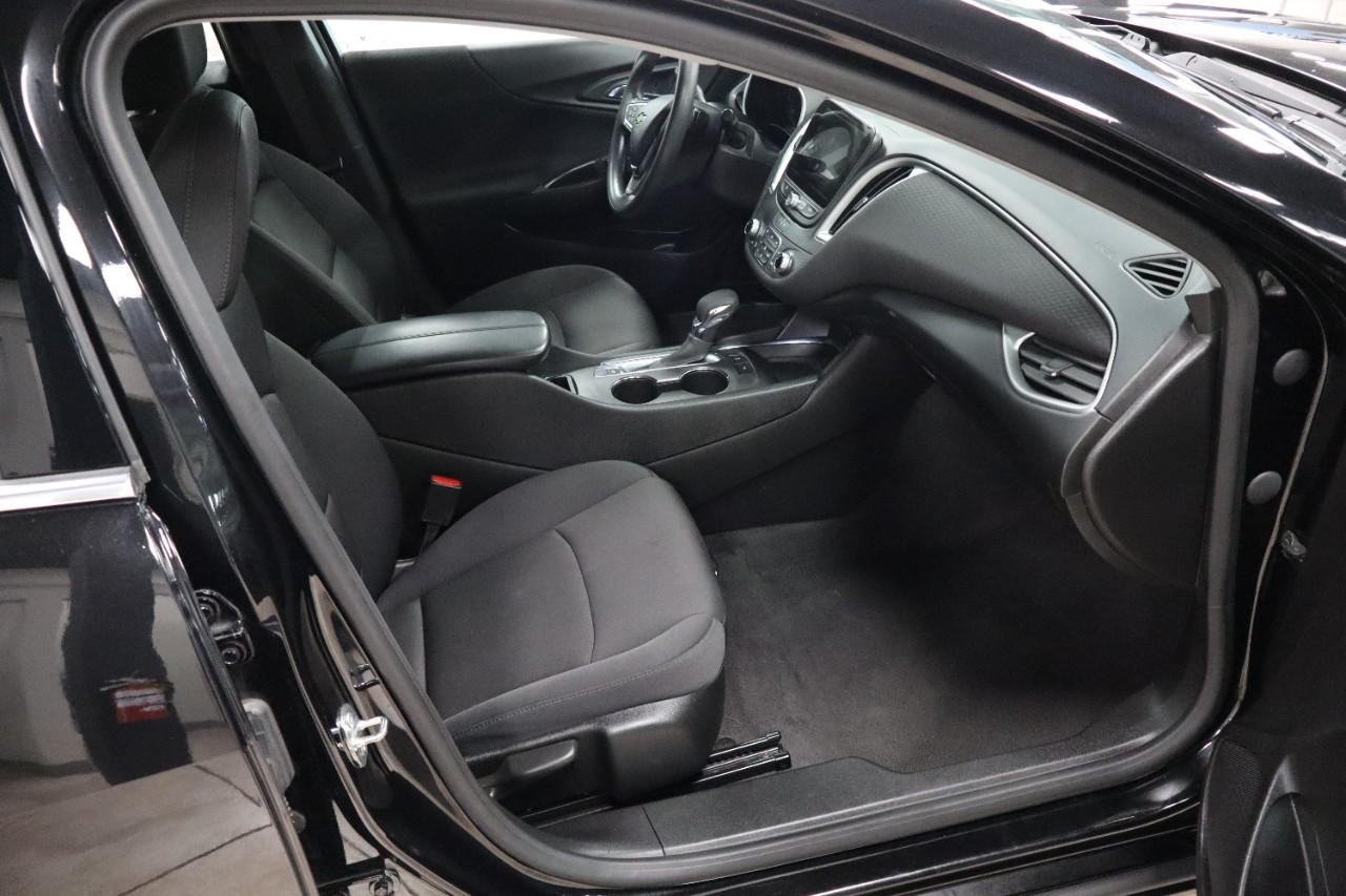 Chevrolet Malibu Vehicle Full-screen Gallery Image 21