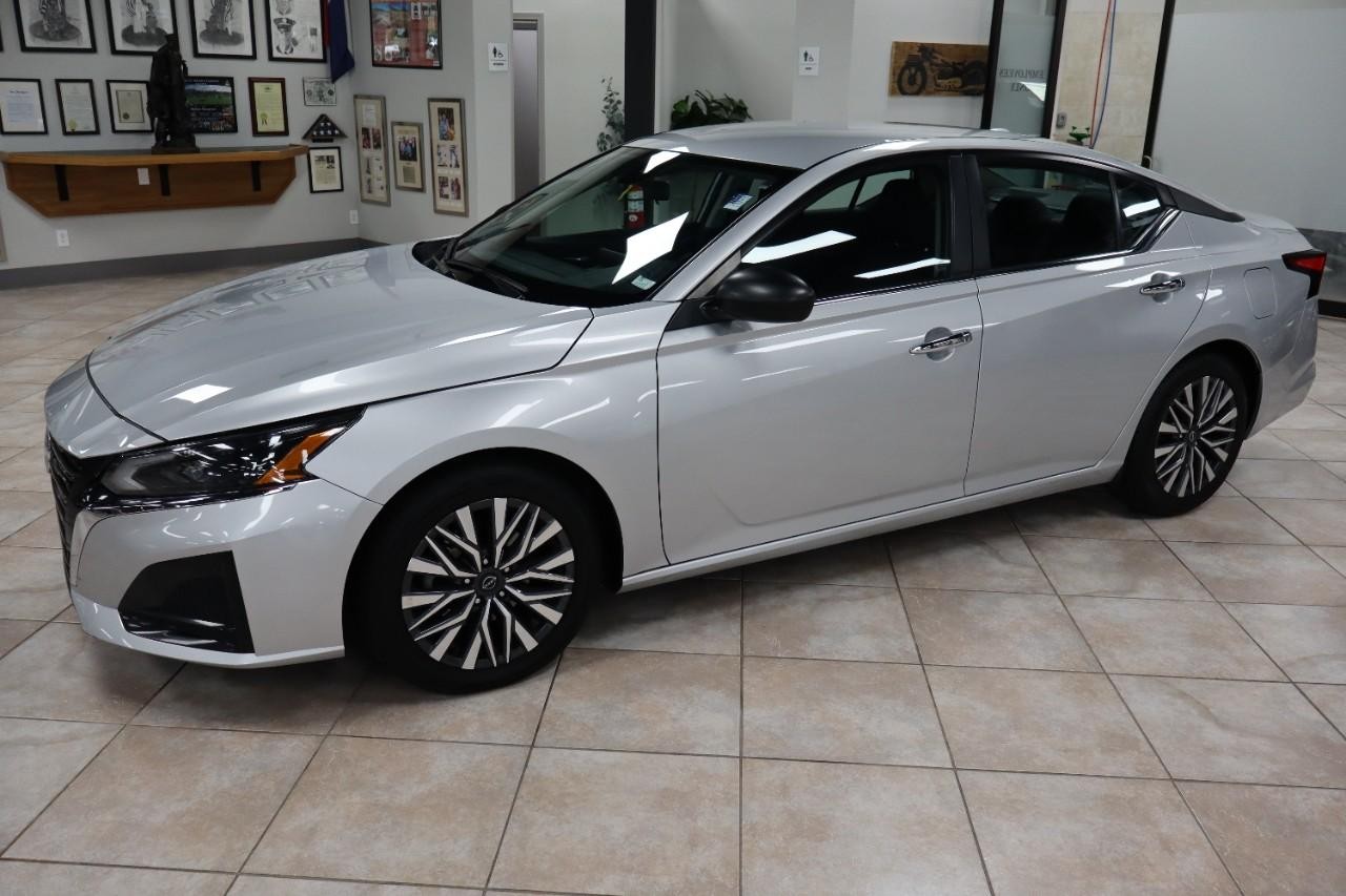 Nissan Altima Vehicle Full-screen Gallery Image 2