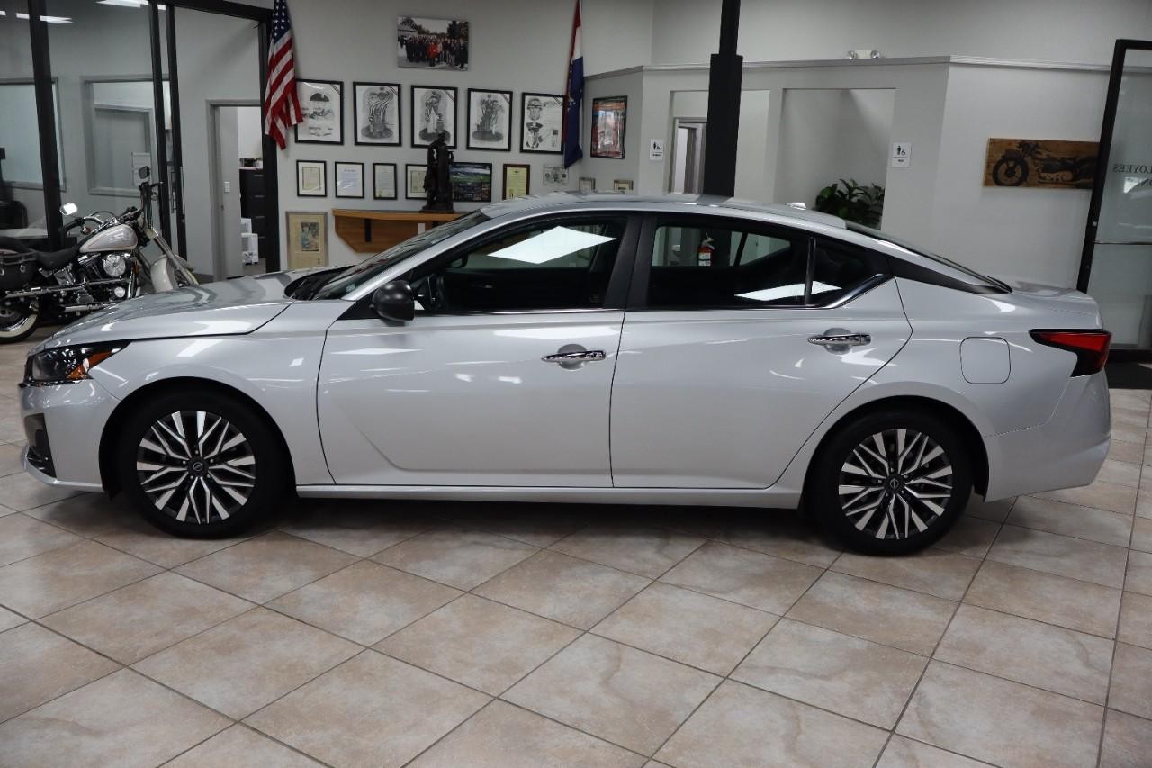 Nissan Altima Vehicle Full-screen Gallery Image 3