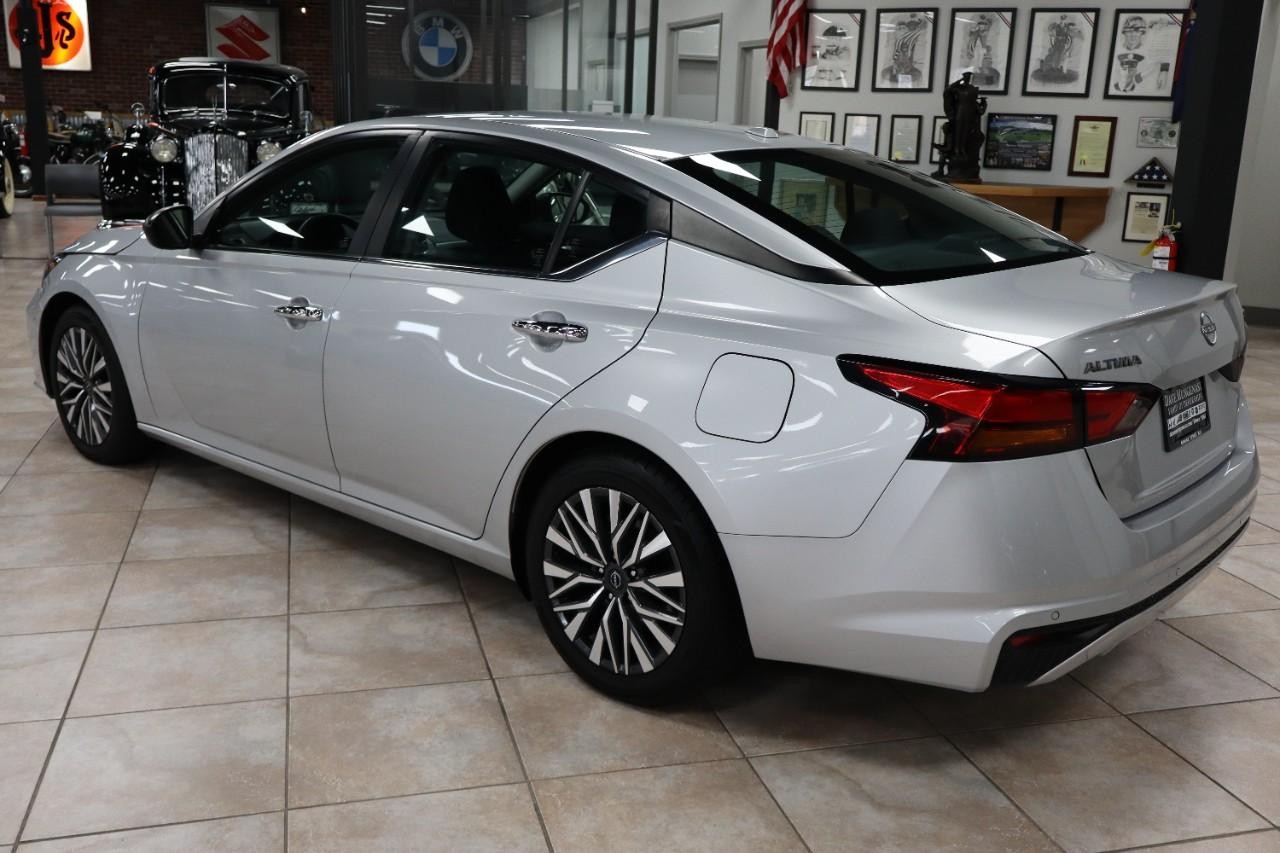 Nissan Altima Vehicle Full-screen Gallery Image 4