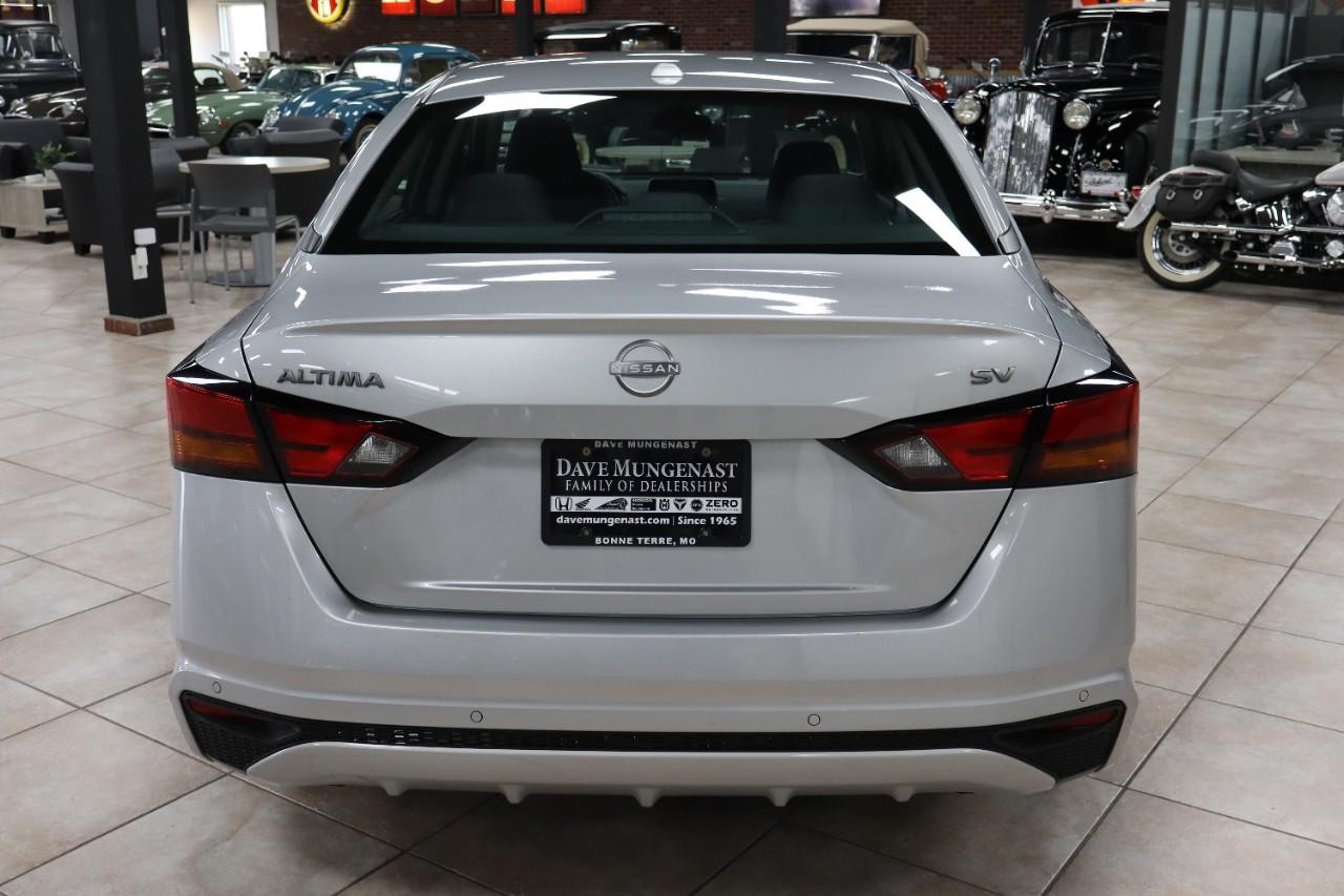 Nissan Altima Vehicle Full-screen Gallery Image 5