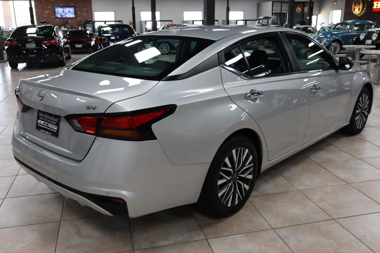 Nissan Altima Vehicle Full-screen Gallery Image 6